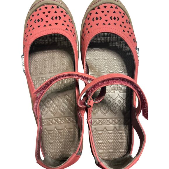 EUC Muk Luks Sport Red Casual Shoes Hook and Loop Closure Laser Cut Size 7 - Picture 5 of 7